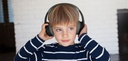 Casque conçu pour les enfants  Protégez l’ouïe de vos enfants avec ce casque audio sans fil spécialement conçu pour eux. Quelle que soit leur activité (faire leurs devoirs en ligne ou regarder un contenu vidéo), vos enfants peuvent facilement jumeler le casque avec leur appareil. Les touches de contrôle sont intuitives et le volume ne dépasse pas les 85 dB*. Grâce à sa grande autonomie de batterie (jusqu’à 30 heures de lecture), vos enfants pourront écouter leurs contenus audio préférés en continu, pendant des heures. Ce casque audio a été testé pour sa résistance à l’usure. Durable pendant au moins 2 ans, ce casque est résistant aux liquides et autres accidents éventuels. Il a été conçu pour fonctionner avec la plupart des appareils et applis d’apprentissage à distance et possède un port pour une connexion filaire en option.